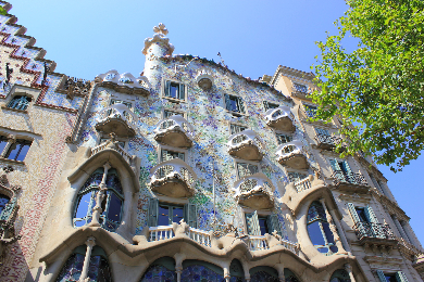 スペイン人とテーマのあるバルセロナ散策　バルセロナでははずせないガウディとモデルニスモ建築の魅力を知る大人気のウォーキングツアー（プライベート選択可）