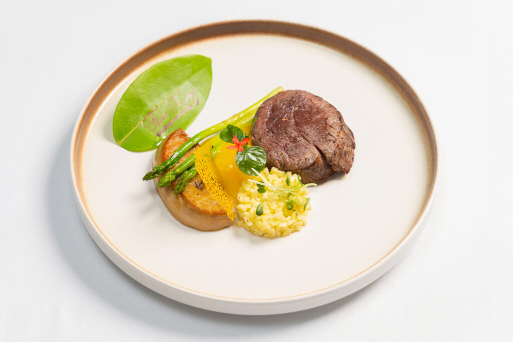 【送迎付き】劇場型レストラン　THE LABYRINTH ラビリンス  　カンボジアの魂に触れる没入型体験。美食の5皿と、愛と歴史が織りなす2時間のライブショー「Soum Soksabay」で、五感を揺さぶる唯一無二の感動の夜を。