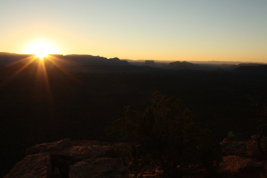 【日本語ガイド】【午前半日】ボルテックスでパワーチャージ！サンライズハイキングツアー