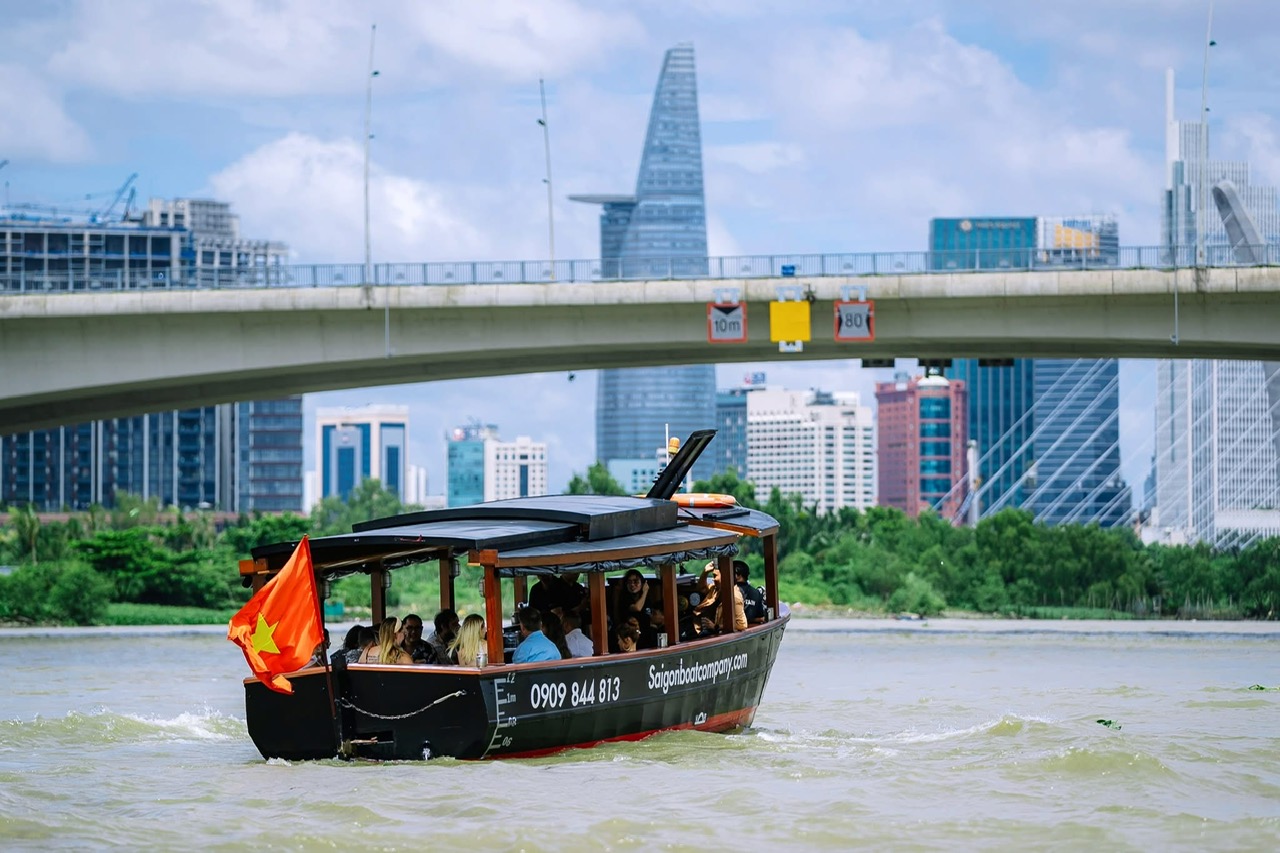 サイゴンリバー遊覧船<br>川から優雅にホーチミン観光<br>1時間お手頃クルーズ(英語ガイド)