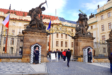 【半日】初めてのプラハ滞在におススメ！
プラハ中心地をチェコっ子がご案内♪王道街歩きツアー