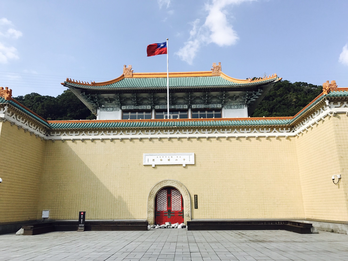 【台北の魅力凝縮】龍山寺＆故宮博物院│4時間│日本語ガイド│平日限定│文化と祈りに触れるバス旅