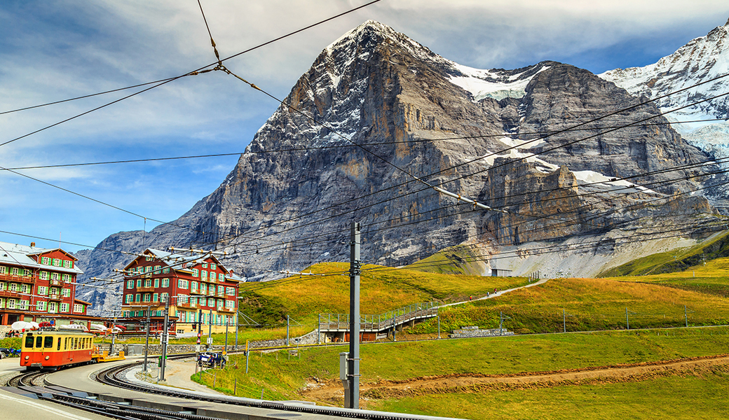 展望台まで続くスイスの登山鉄道