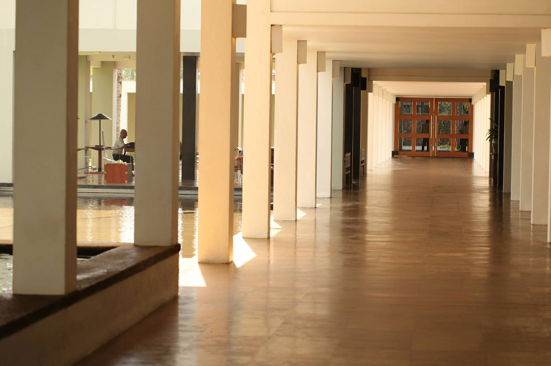 バワ建築の中でもスケールの大きな回廊は影が時間によって模様を描く