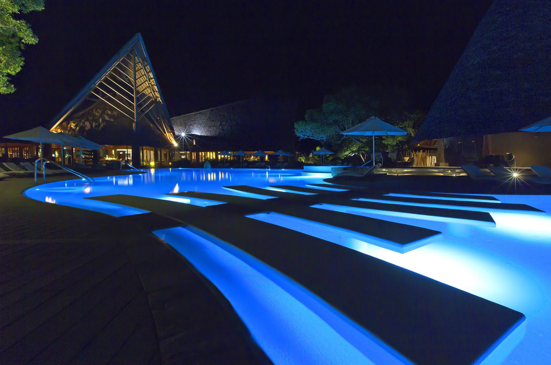 ニューカレドニア最大級のプールは夜のライトアップもロマンティック。