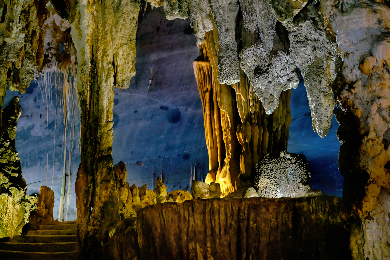 【日本語ガイド】4億年前以上の鍾乳洞　世界遺産フォンニャケバン洞窟探検　